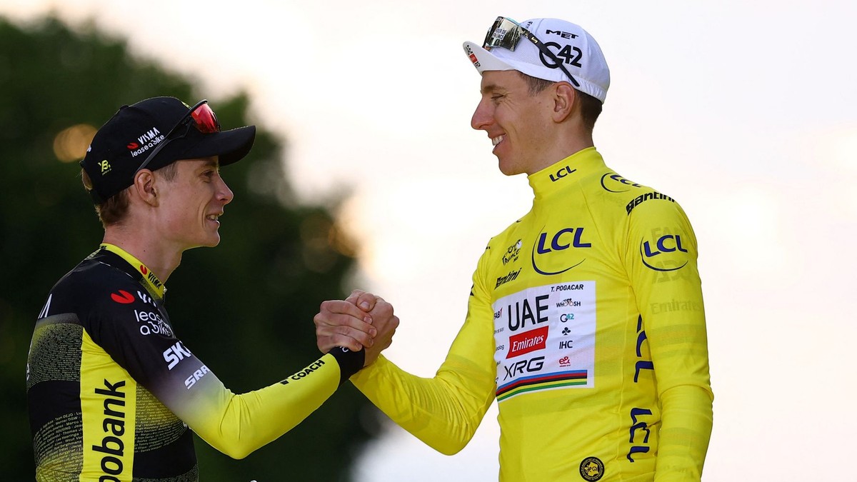 Jonas Vingegaard (vľavo) gratuluje Tadejovi Pogačarovi k víťazstvu na Tour de France 2025.