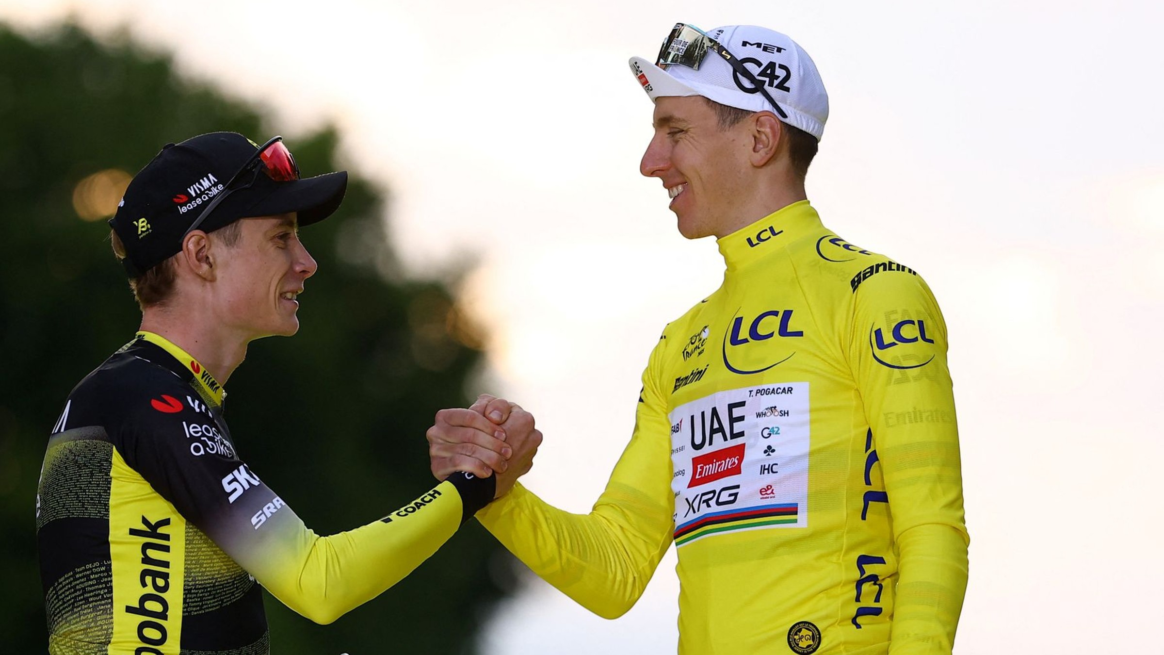 Jonas Vingegaard (vľavo) gratuluje Tadejovi Pogačarovi k víťazstvu na Tour de France 2025.
