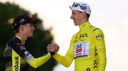 Jonas Vingegaard (vľavo) gratuluje Tadejovi Pogačarovi k víťazstvu na Tour de France 2025.