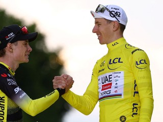 Jonas Vingegaard (vľavo) gratuluje Tadejovi Pogačarovi k víťazstvu na Tour de France 2025.
