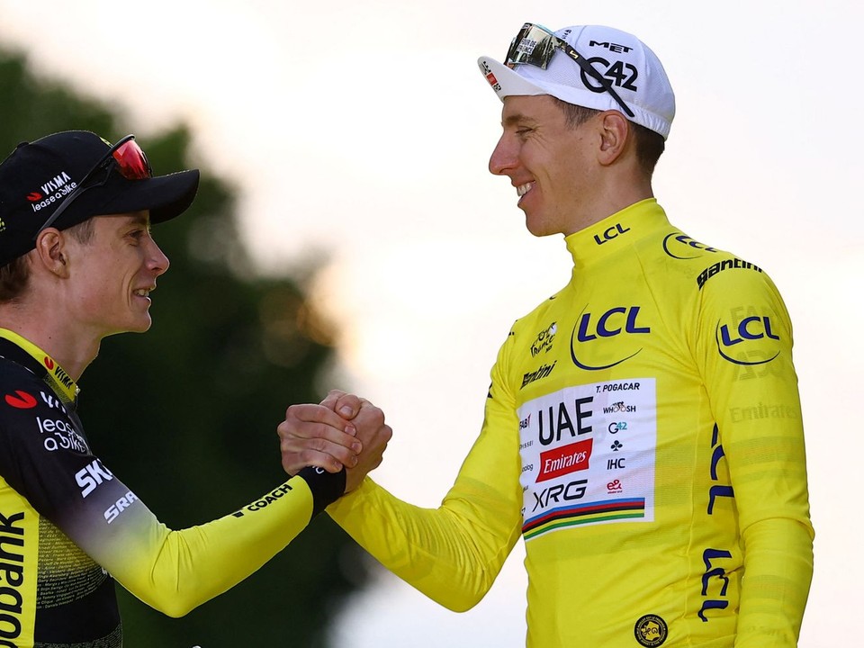 Jonas Vingegaard (vľavo) gratuluje Tadejovi Pogačarovi k víťazstvu na Tour de France 2025.