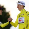 Jonas Vingegaard (vľavo) gratuluje Tadejovi Pogačarovi k víťazstvu na Tour de France 2025.