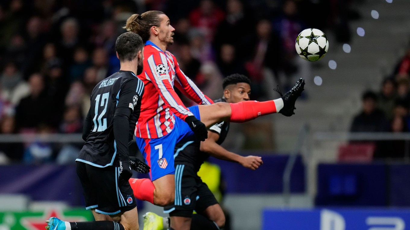 Antoine Griezmann (Atlético) a Kenan Bajrič (Slovan) v zápase 6. kola ligovej fázy Ligy majstrov Atlético Madrid - Slovan Bratislava.