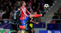 Antoine Griezmann (Atlético) a Kenan Bajrič (Slovan) v zápase 6. kola ligovej fázy Ligy majstrov Atlético Madrid - Slovan Bratislava.