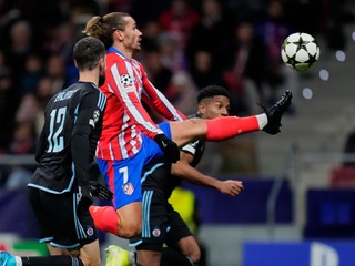 Antoine Griezmann (Atlético) a Kenan Bajrič (Slovan) v zápase 6. kola ligovej fázy Ligy majstrov Atlético Madrid - Slovan Bratislava.