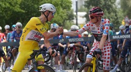 Tadej Pogačar (vľavo) a Jonas Vingegaard počas Tour de France 2026.