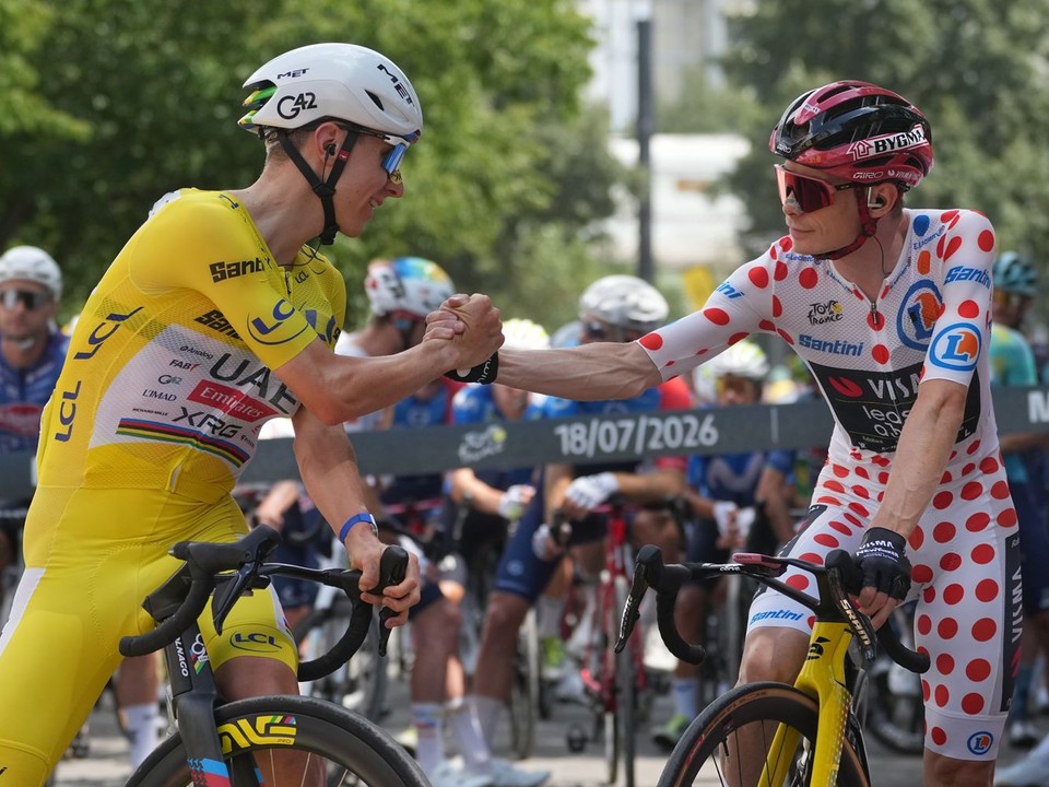 Tadej Pogačar (vľavo) a Jonas Vingegaard počas Tour de France 2026.
