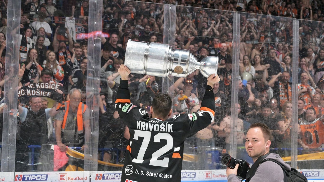 Filip Krivošík s majstrovským pohárom po zisku titulu