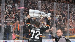 Filip Krivošík s majstrovským pohárom po zisku titulu