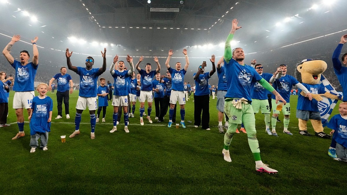 Futbalisti Schalke 04 sa tešia z postupu do I. Bundesligy. 