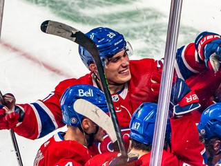 Juraj Slafkovský sa raduje so spoluhráčmi (Montreal Canadiens).