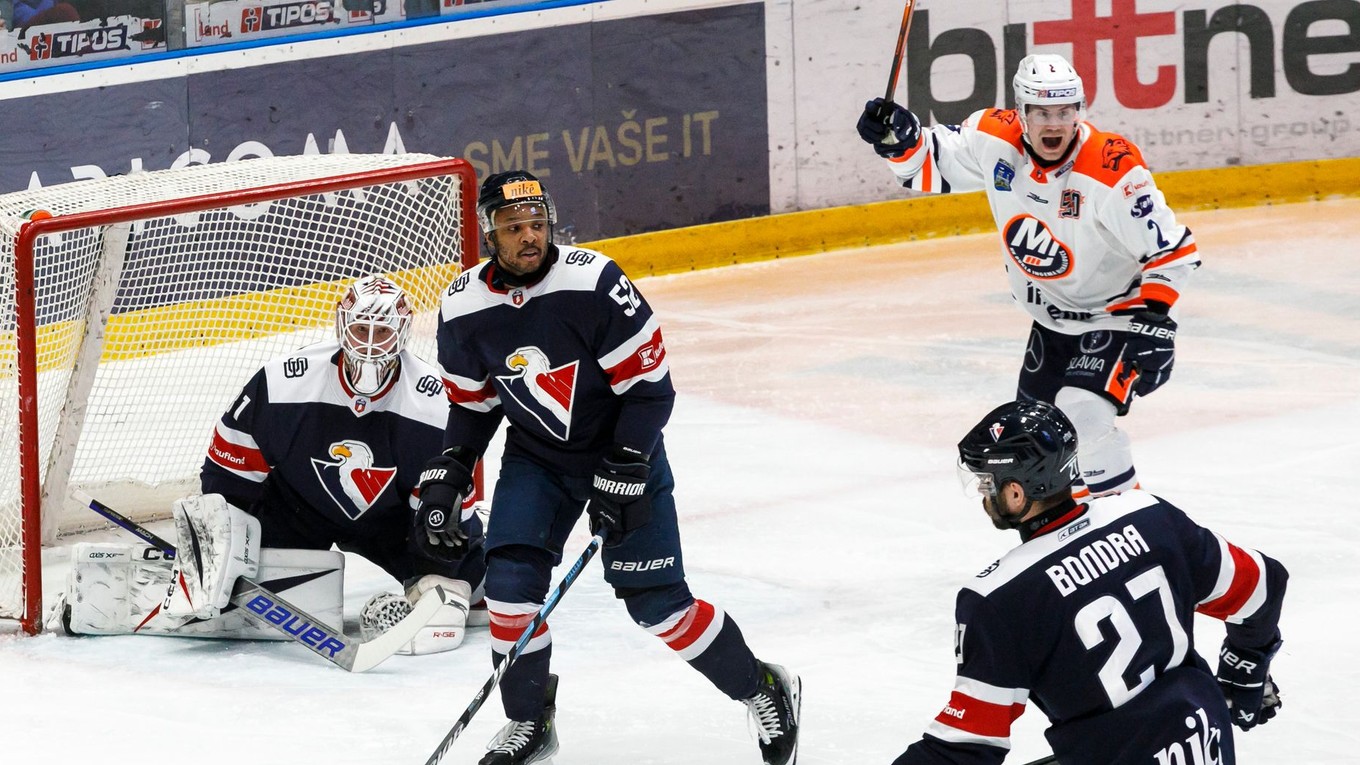 Zľava brankár Henri Kiviaho, Sena Acolatse, Radovan Bondra a Albert Michnáč v zápase HC Slovan Bratislava - HK Dukla Ingema Michalovce v 45. kole Tipos extraligy.