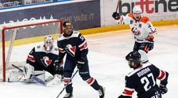 Zľava brankár Henri Kiviaho, Sena Acolatse, Radovan Bondra a Albert Michnáč v zápase HC Slovan Bratislava - HK Dukla Ingema Michalovce v 45. kole Tipos extraligy.