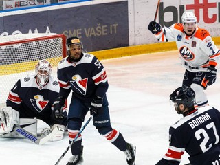 Zľava brankár Henri Kiviaho, Sena Acolatse, Radovan Bondra a Albert Michnáč v zápase HC Slovan Bratislava - HK Dukla Ingema Michalovce v 45. kole Tipos extraligy.