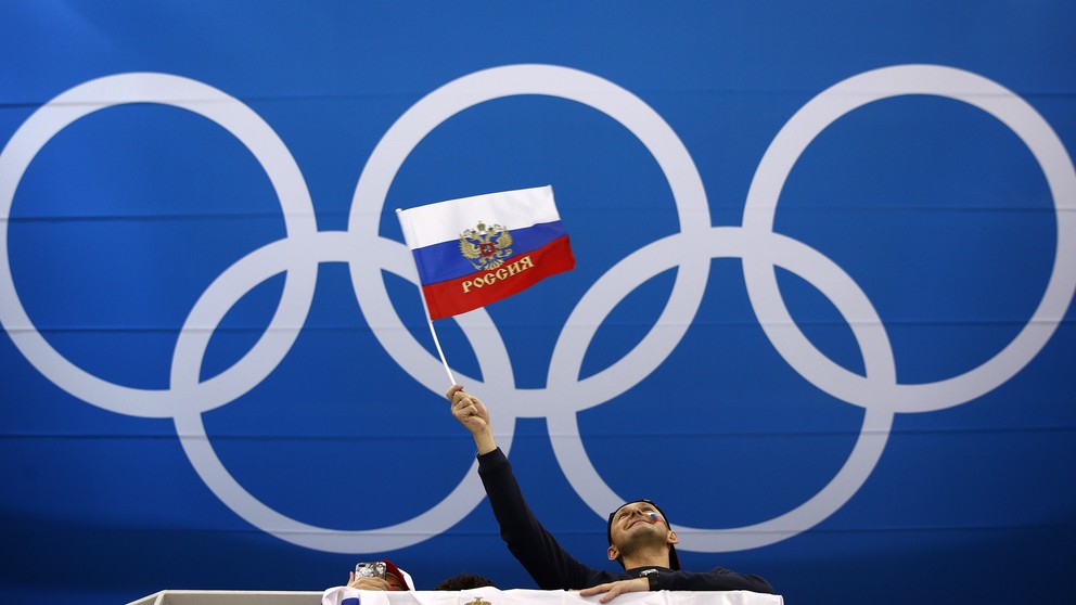 Na snímke ruská vlajka spolu s olympijskými kruhmi. 