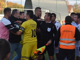 V závere zápasu Kalša - Poprad boli emócie vybičované na maximum.