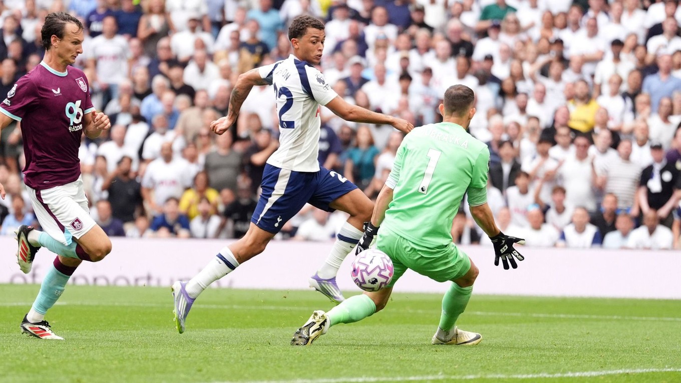 Hráč Tottenhamu Hotspur Brennan Johnson (uprostred) strieľa tretí gól cez slovenského futbalového brankára Burnley Martina Dúbravku (vpravo) .