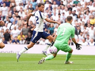 Hráč Tottenhamu Hotspur Brennan Johnson (uprostred) strieľa tretí gól cez slovenského futbalového brankára Burnley Martina Dúbravku (vpravo) .
