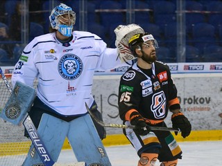 Marek Slovák (HC Košice) a brankár Matthew O'Connor (HK Nitra).