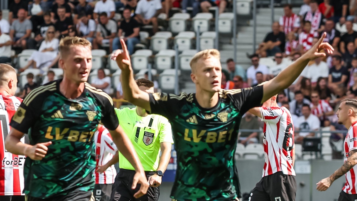 Tomáš Bobček (vpravo) oslavuje gól.