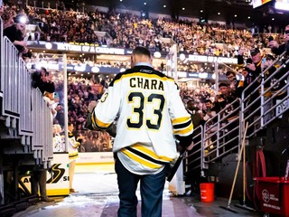 Zdeno Chára pri oslavách storočnice Bostonu Bruins, pri ktorých sa stretli víťazi Stanleyho pohára 2011.