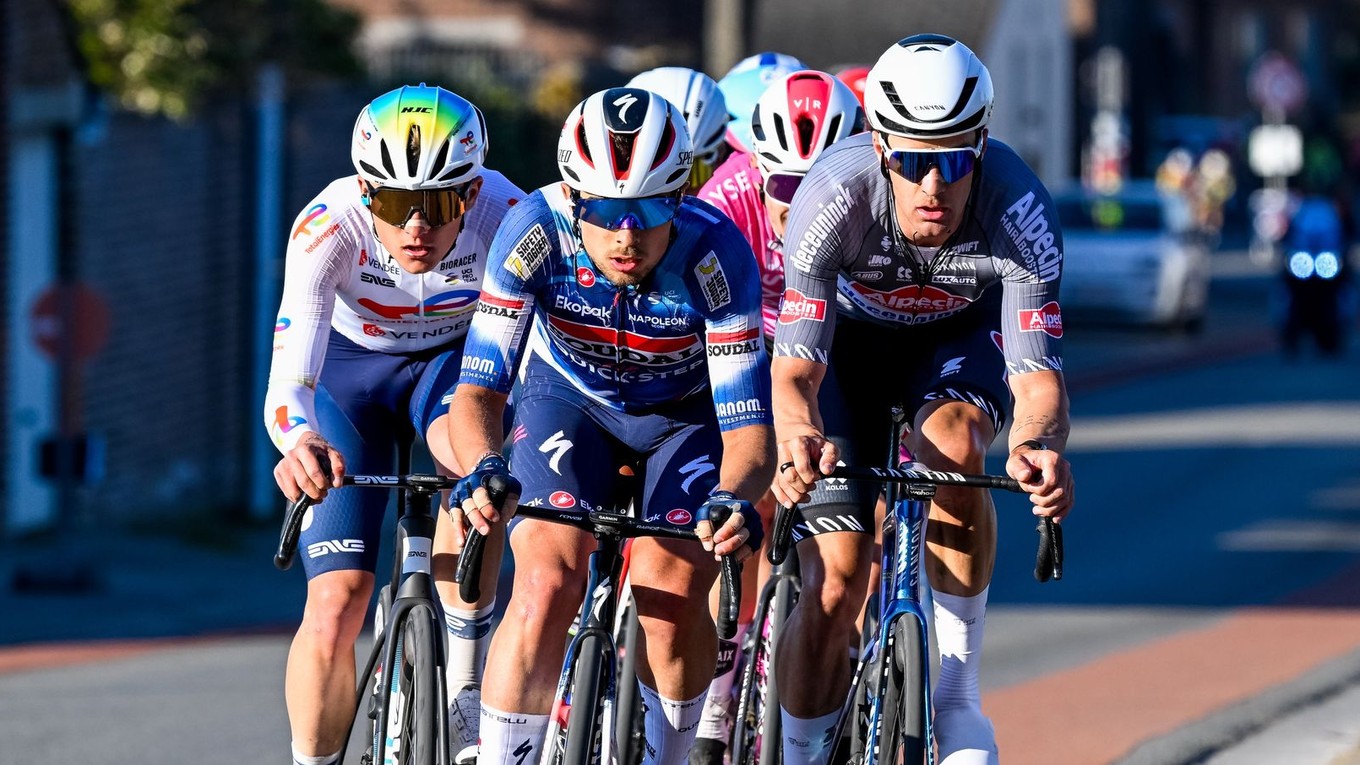 Slovenský cyklista Martin Svrček (v strede) počas pretekov Ename Samyn Classic 2025.