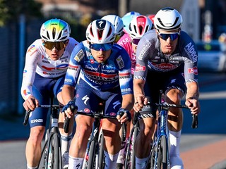 Slovenský cyklista Martin Svrček (v strede) počas pretekov Ename Samyn Classic 2025.