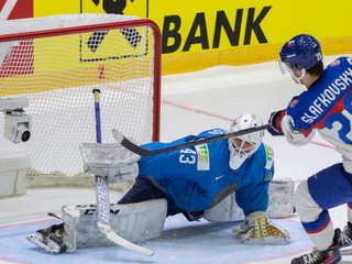 Juraj Slafkovský strieĺa gól v zápase Slovensko - Kazachstan na MS v hokeji 2022.