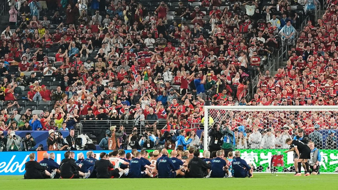 Nórski futbalisti "veslujú" spolu s fanúšikmi po zápase Nórsko - Senegal na MS 2026 vo futbale. 