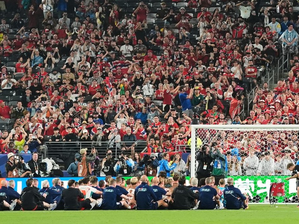 Nórski futbalisti "veslujú" spolu s fanúšikmi po zápase Nórsko - Senegal na MS 2026 vo futbale. 