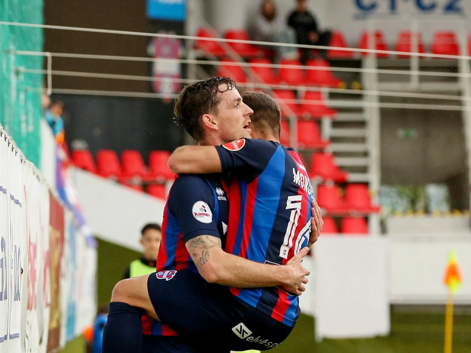 Marek Kuzma (vľavo) bol proti Malženiciam nosičom gólov a v tomto prípade i svojho spoluhráča Karola Mondeka. 
