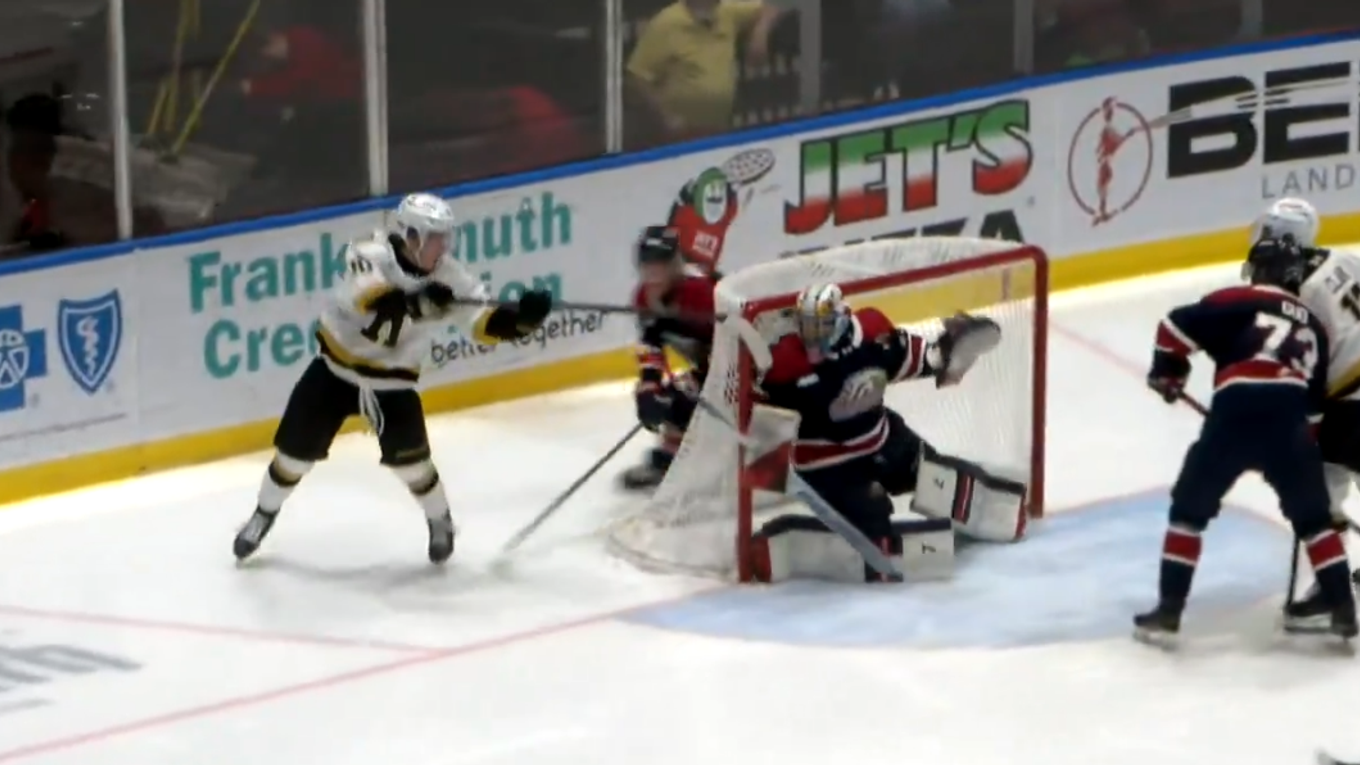 Tomáš Pobežal strieľa Michigan gól