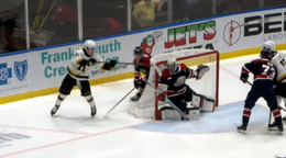 Tomáš Pobežal strieľa Michigan gól