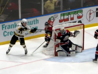 Tomáš Pobežal strieľa Michigan gól