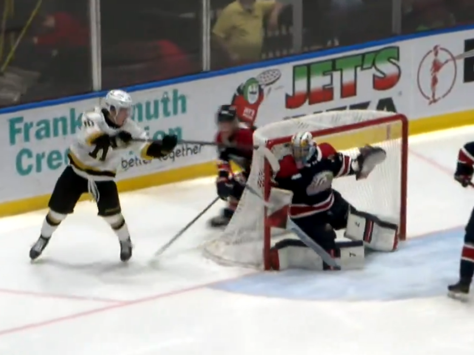 Tomáš Pobežal strieľa Michigan gól