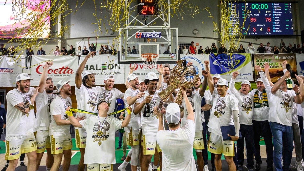 Basketbalisti Patriotov Levice oslavujú majstrovský titul po piatom zápase finále play off Tipos SBL.