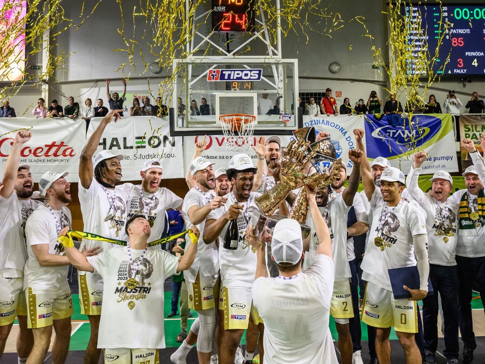 Basketbalisti Patriotov Levice oslavujú majstrovský titul po piatom zápase finále play off Tipos SBL.