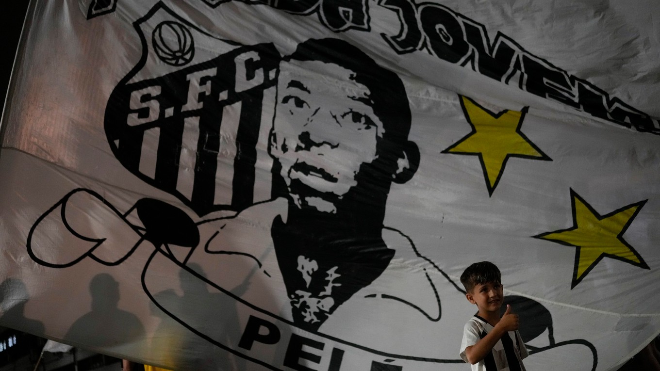 Vlajka s Pelém na štadióne Vila Belmiro v Santose. 