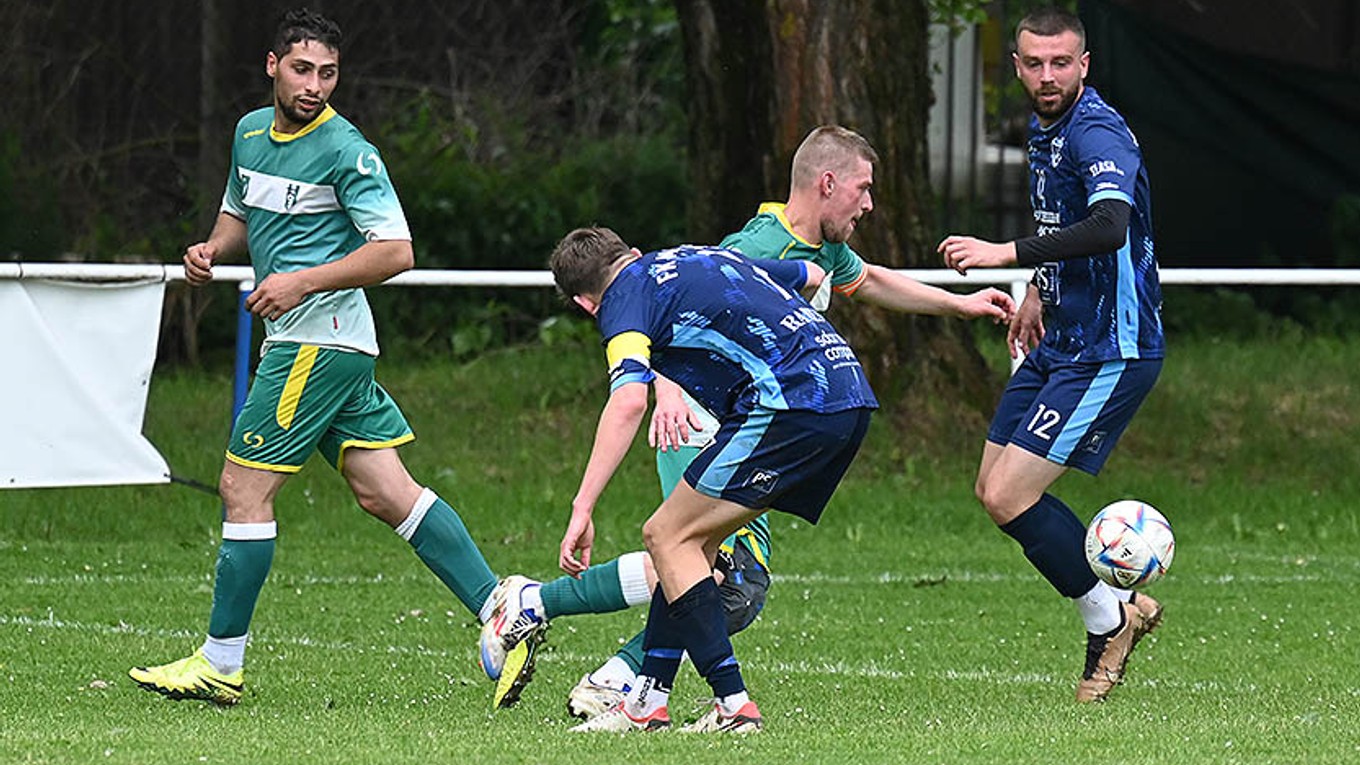 Jozef Pokuta úplne vľavo v žltých kopačkách.