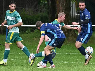 Jozef Pokuta úplne vľavo v žltých kopačkách.