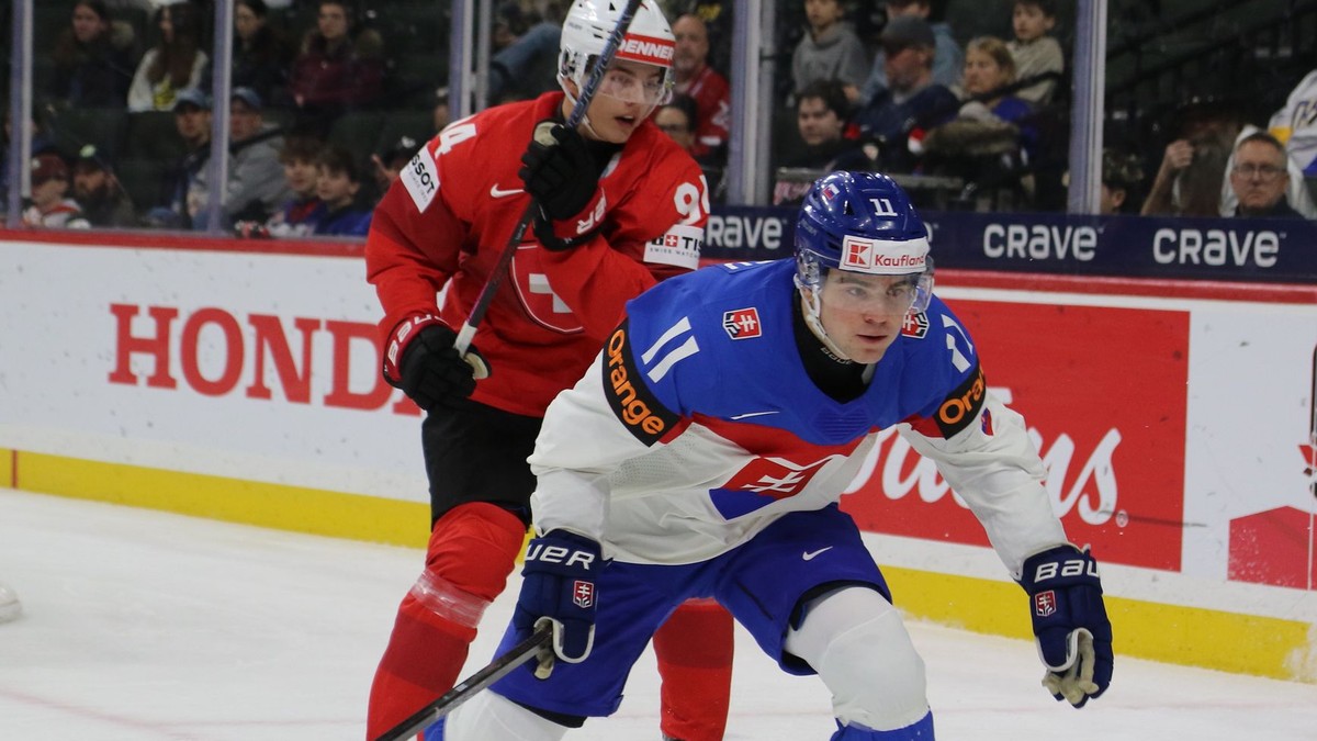 Hokejisti počas zápasu Slovensko - Švajčiarsko na MS U20 2026 v USA.