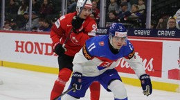 Hokejisti počas zápasu Slovensko - Švajčiarsko na MS U20 2026 v USA.