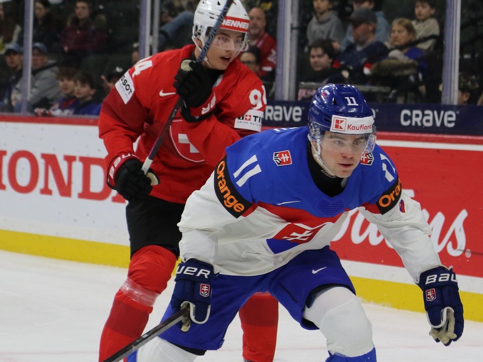 Hokejisti počas zápasu Slovensko - Švajčiarsko na MS U20 2026 v USA.