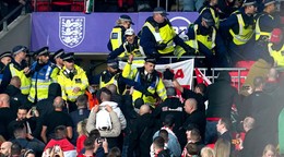 Polícia zasahovala počas zápasu Anglicko - Maďarsko na štadióne Wembley proti maďarským fanúšikom.