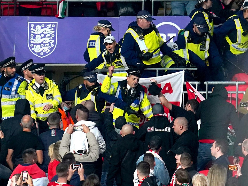 Polícia zasahovala počas zápasu Anglicko - Maďarsko na štadióne Wembley proti maďarským fanúšikom.
