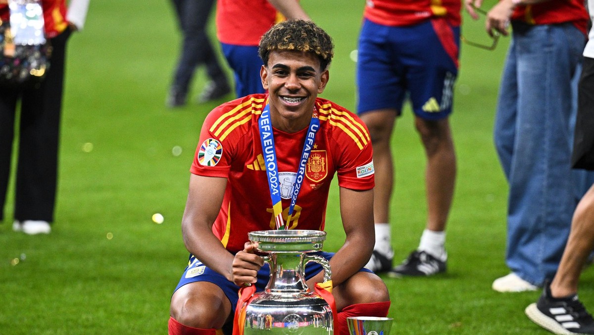 Španielsky futbalista Lamine Yamal vo veku 17 rokov a jeden deň triumfoval na EURO 2024.