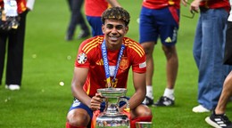 Španielsky futbalista Lamine Yamal vo veku 17 rokov a jeden deň triumfoval na EURO 2024.