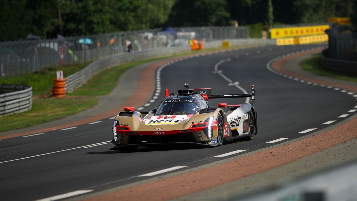 Hypercar Cadillac počas kvalifikácie na 24 hodín Le Mans 2025