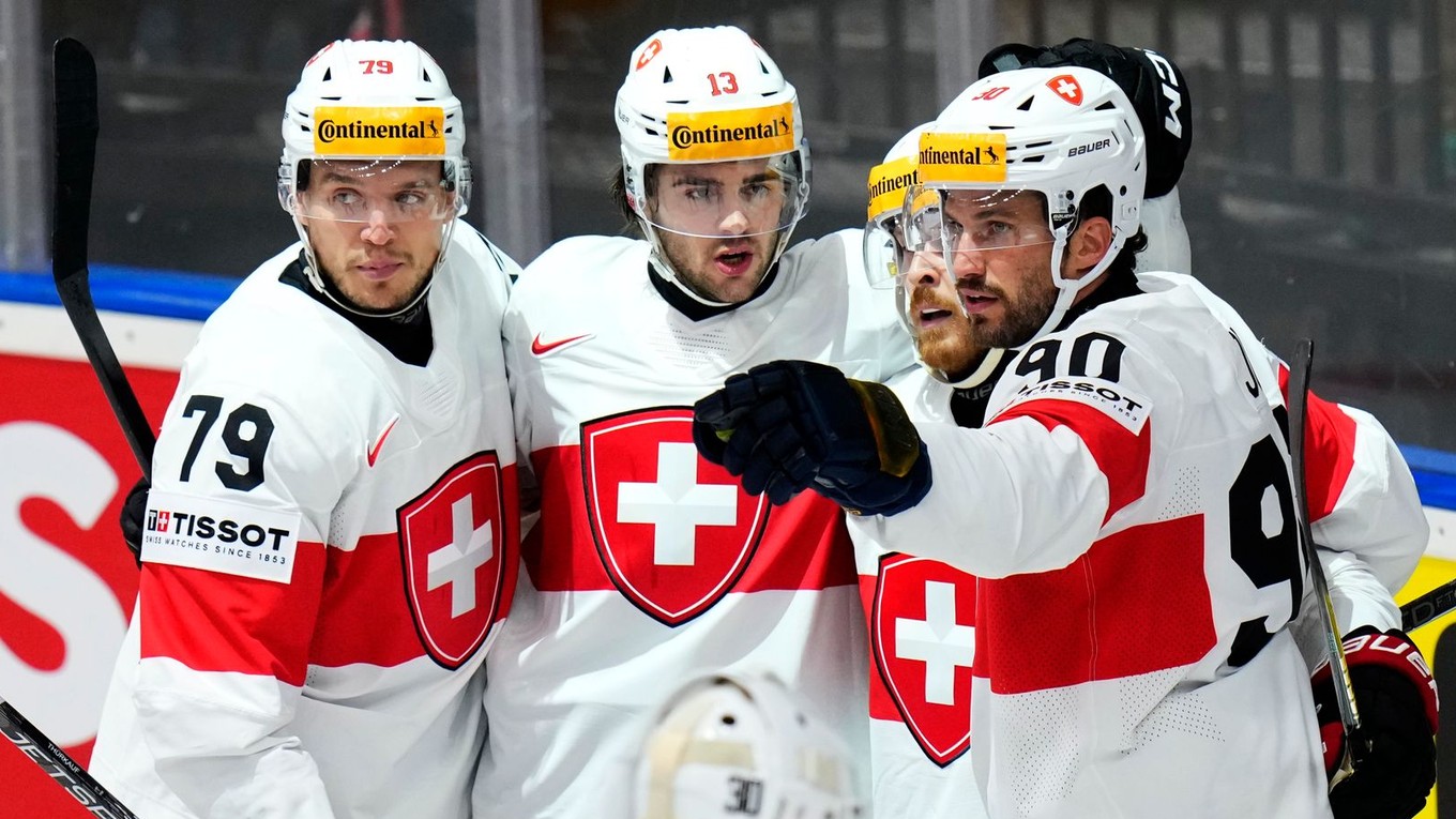 Nico Hischier (13) sa teší z gólu v zápase Rakúsko - Švajčiarsko na MS v hokeji 2024.