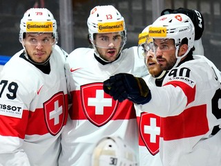 Nico Hischier (13) sa teší z gólu v zápase Rakúsko - Švajčiarsko na MS v hokeji 2024.